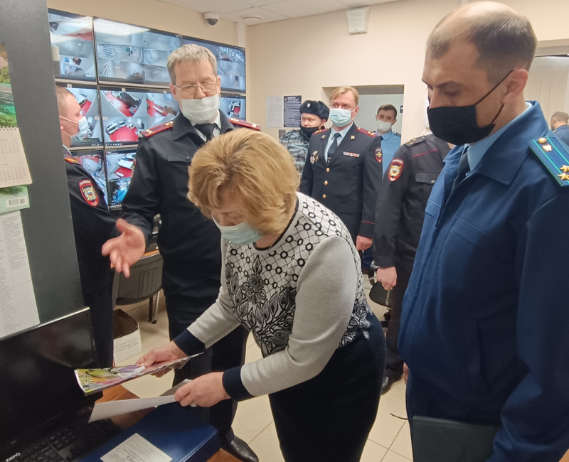 Работу изолятора временного содержания проверили прокурор и общественники в Домо