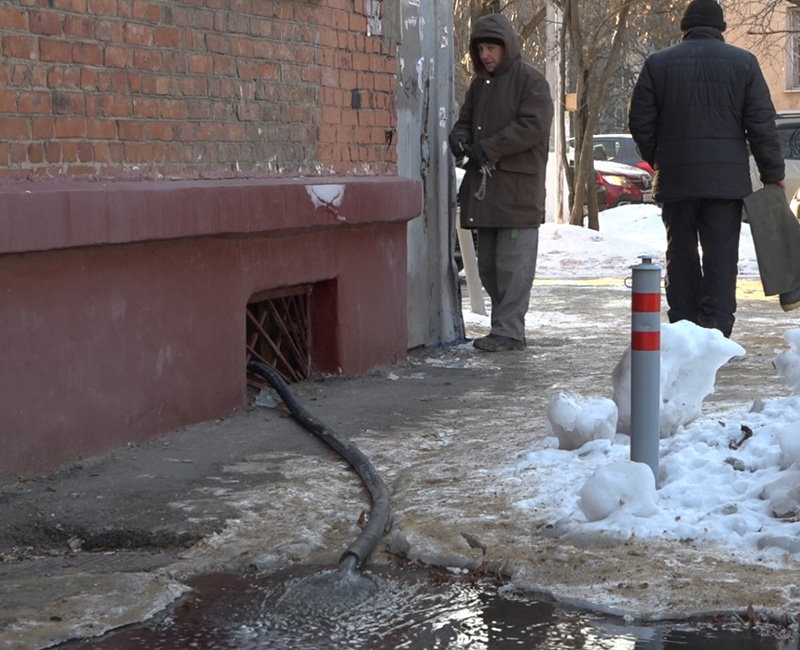 Горячая вода домодедово. Вода течет. Помещение под воду на улице. Теплосеть.