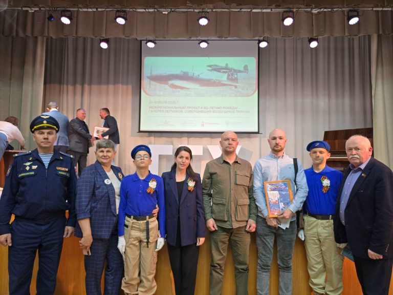 Домодедовцы с внучатыми племянниками лётчика Андрея Васильевича Пашинцева, который в годы войны служил на аэродроме «Степыгино», Иваном и Константином Пашинцевыми.